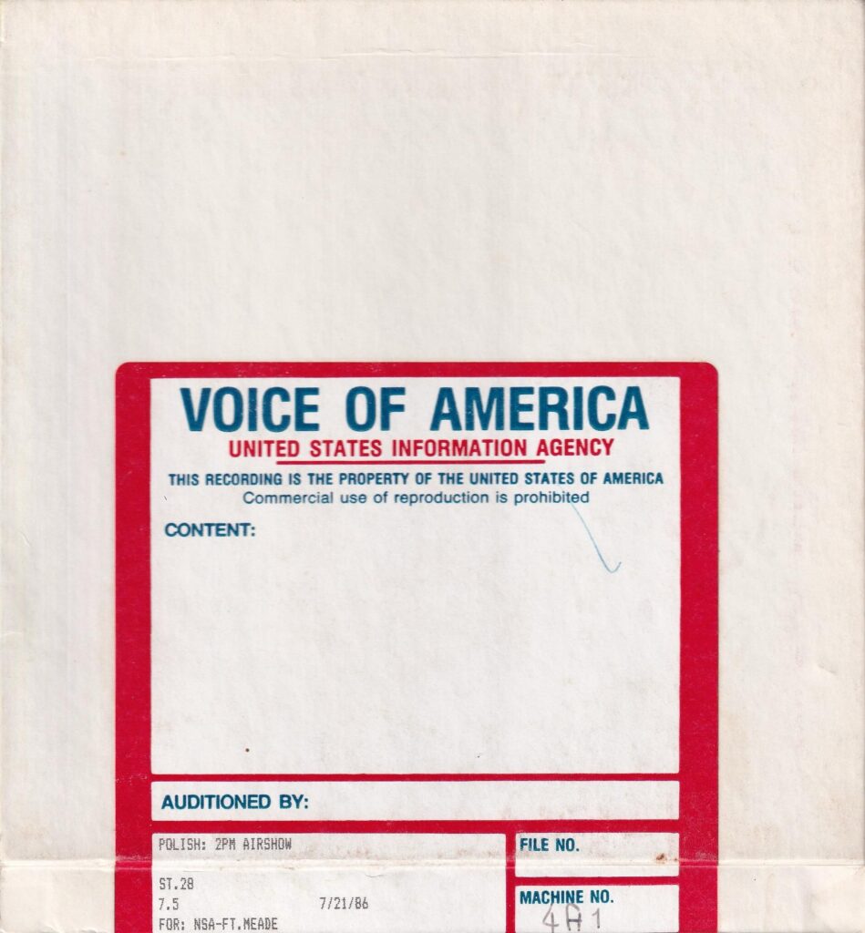 Front archiwalnego pudełka z taśmą Głosu Ameryki z 21 lipca 1986 r. (Front view of the July 21, 1986 Voice of America Polish Service recording box.)