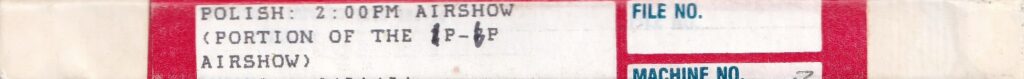 Boczny widok pudełka z taśmą audycji Sekcji Polskiej Głosu Ameryki z 1986 r. (Side view of the Polish Service broadcast tape box, April 21, 1986.)