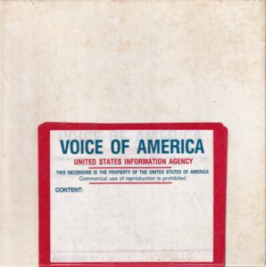 Front archiwalnego pudełka z taśmą Głosu Ameryki z 21 kwietnia 1986 r. (Front view of the April 21, 1986 Voice of America Polish Service recording box.)