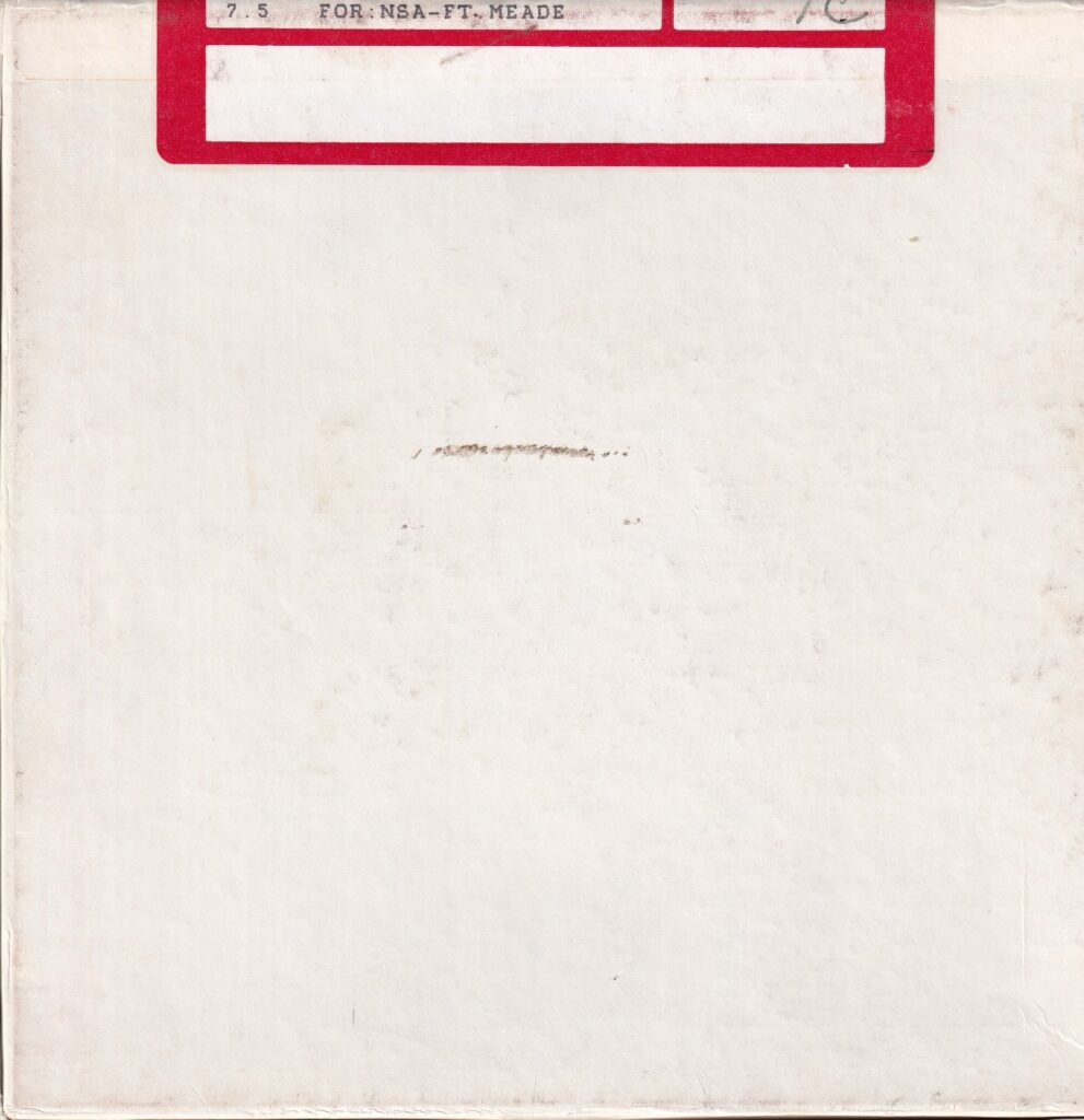 Tył pudełka z archiwalnym nagraniem Głosu Ameryki, 1986 r. (Back view of the archival Voice of America recording box, 1986.)