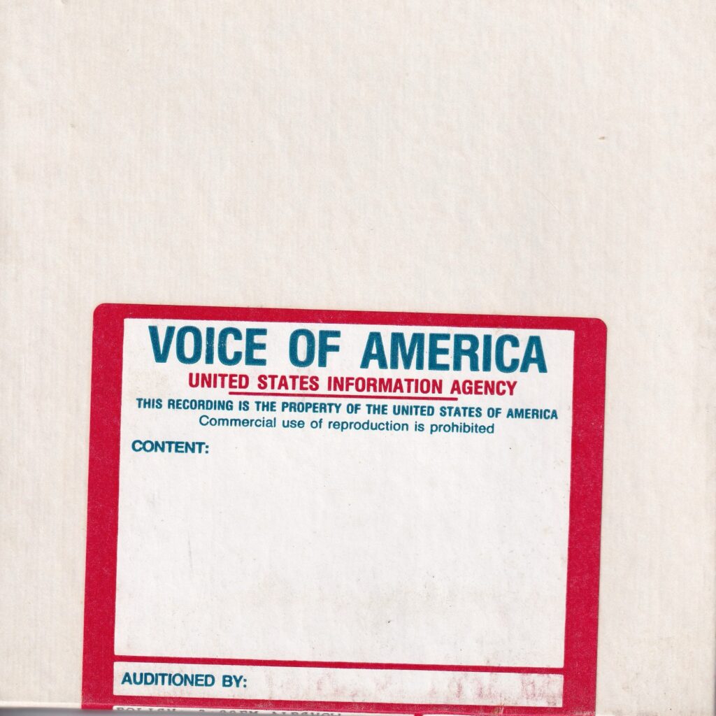 Front archiwalnego pudełka z taśmą Głosu Ameryki z 23 kwietnia 1986 r. (Front view of the April 23, 1986 Voice of America Polish Service recording box.)