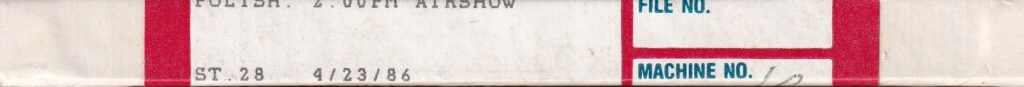 Boczny widok pudełka z taśmą audycji Sekcji Polskiej Głosu Ameryki z 1986 r. (Side view of the Polish Service broadcast tape box, April 23, 1986.)