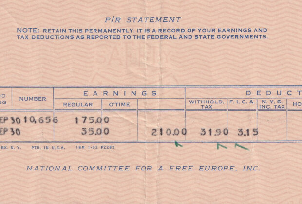 Lista płac wystawiona przez National Committee for a Free Europe, Nowy Jork, początek lat 50. XX w., dokumentująca wynagrodzenie pracownika Radia Wolna Europa.