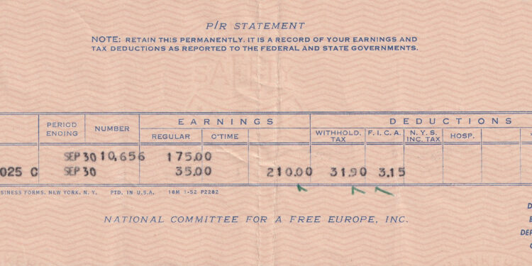 Lista płac wystawiona przez National Committee for a Free Europe, Nowy Jork, początek lat 50. XX w., dokumentująca wynagrodzenie pracownika Radia Wolna Europa.