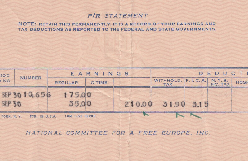 Lista płac wystawiona przez National Committee for a Free Europe, Nowy Jork, początek lat 50. XX w., dokumentująca wynagrodzenie pracownika Radia Wolna Europa.