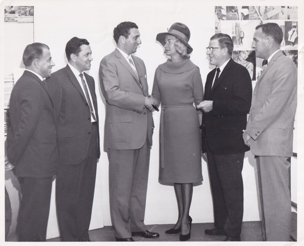 Fotografia przedstawiająca członków komitetu Funduszu Radia Wolna Europa planujących platformę na paradę w Bostonie w 1963 roku. | Group photo of Radio Free Europe Fund committee members meeting in Boston, 1963, planning a Radio Free Europe float for the Columbus Day Parade.