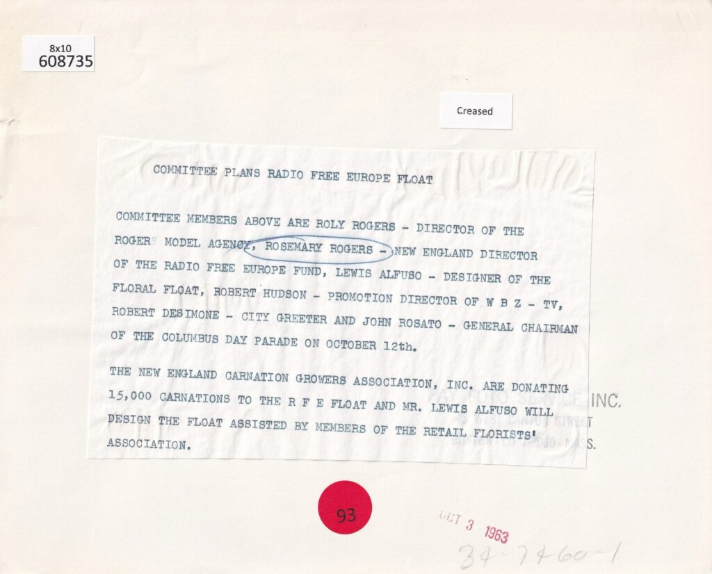 Odwrotna strona zdjęcia z maszynowym opisem identyfikującym wydarzenie komitetu Funduszu Radia Wolna Europa w Bostonie, 1963. | Reverse of 1963 photograph showing typed caption identifying Radio Free Europe Fund committee members and noting WBZ-TV and the Columbus Day Parade.