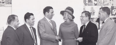 Fotografia przedstawiająca członków komitetu Funduszu Radia Wolna Europa planujących platformę na paradę w Bostonie w 1963 roku. | Group photo of Radio Free Europe Fund committee members meeting in Boston, 1963, planning a Radio Free Europe float for the Columbus Day Parade.