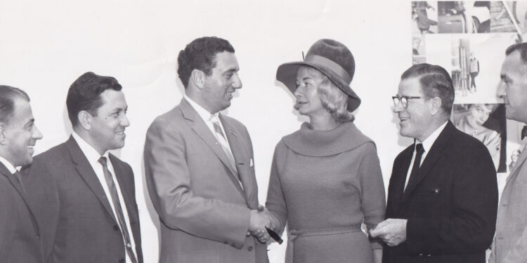 Fotografia przedstawiająca członków komitetu Funduszu Radia Wolna Europa planujących platformę na paradę w Bostonie w 1963 roku. | Group photo of Radio Free Europe Fund committee members meeting in Boston, 1963, planning a Radio Free Europe float for the Columbus Day Parade.