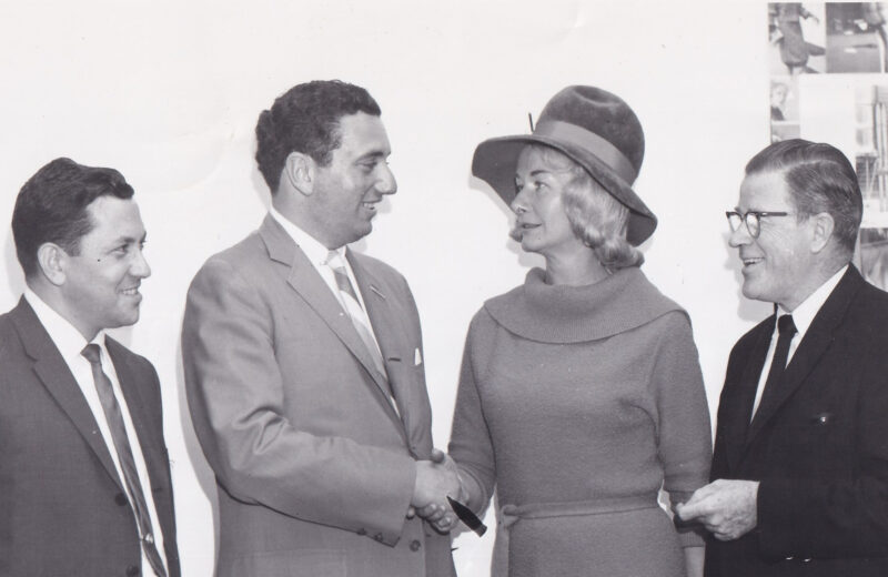 Fotografia przedstawiająca członków komitetu Funduszu Radia Wolna Europa planujących platformę na paradę w Bostonie w 1963 roku. | Group photo of Radio Free Europe Fund committee members meeting in Boston, 1963, planning a Radio Free Europe float for the Columbus Day Parade.