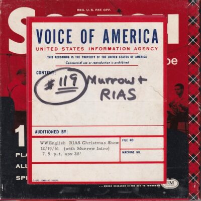 Pudełko z etykietą archiwalnej taśmy Głosu Ameryki z 1961 r., opisanej jako bożonarodzeniowa audycja RIAS Berlin z wprowadzeniem Edwarda R. Murrowa.