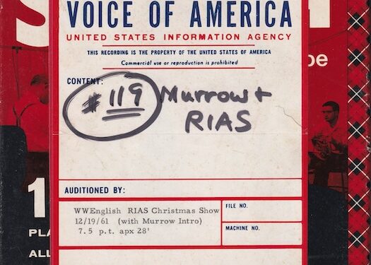 Pudełko z etykietą archiwalnej taśmy Głosu Ameryki z 1961 r., opisanej jako bożonarodzeniowa audycja RIAS Berlin z wprowadzeniem Edwarda R. Murrowa.