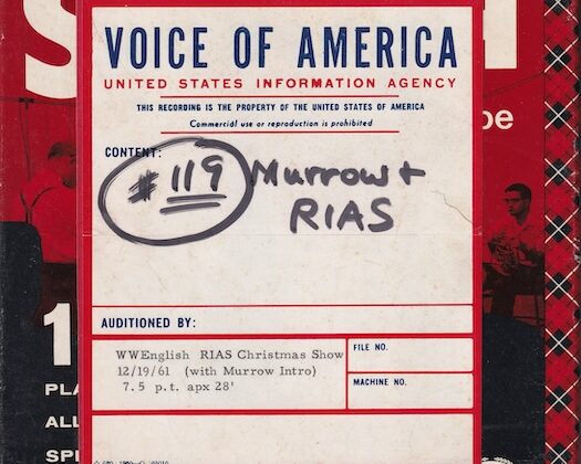 Pudełko z etykietą archiwalnej taśmy Głosu Ameryki z 1961 r., opisanej jako bożonarodzeniowa audycja RIAS Berlin z wprowadzeniem Edwarda R. Murrowa.
