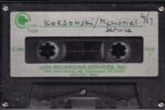 Archiwalna kaseta magnetofonowa z fragmentem nagrania nabożeństwa żałobnego Stefana Korbońskiego w Waszyngtonie w 1989 roku, stanowiąca część dokumentacji działalności polskiej emigracji i mediów na Zachodzie.