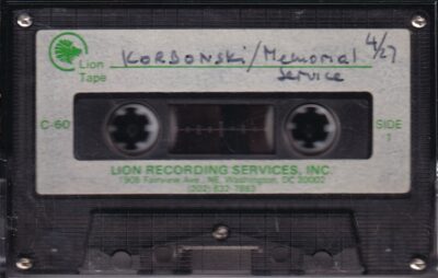 Archiwalna kaseta magnetofonowa z fragmentem nagrania nabożeństwa żałobnego Stefana Korbońskiego w Waszyngtonie w 1989 roku, stanowiąca część dokumentacji działalności polskiej emigracji i mediów na Zachodzie.